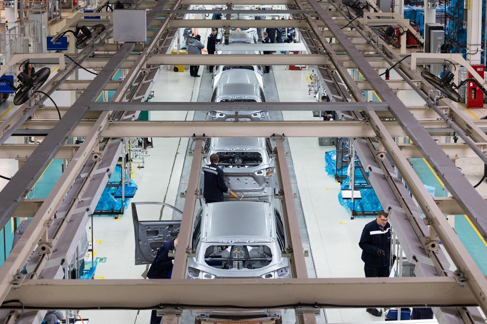 photo-automobile-production-line-modern-car-assembly-plant-modern-hightech-automotive-industry_645730-760