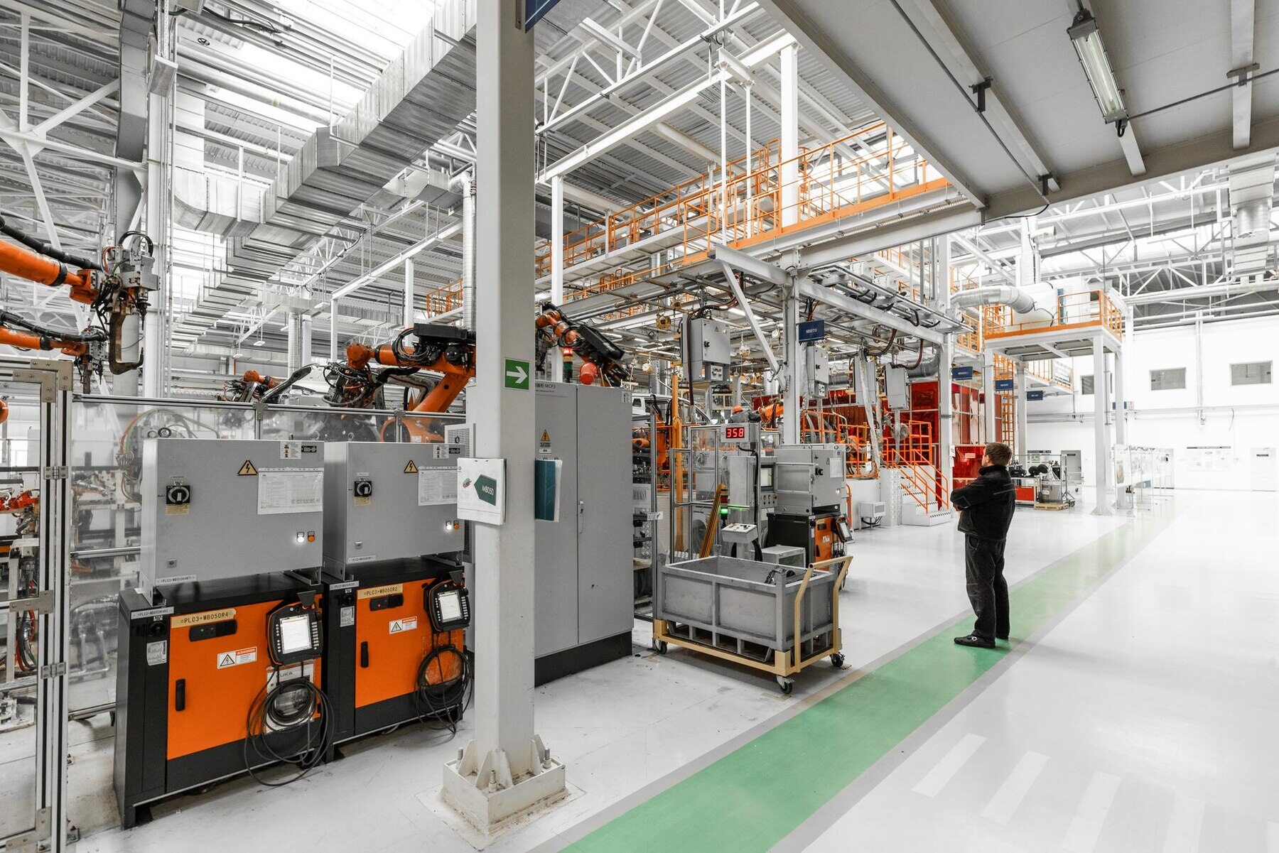 photo-automobile-production-line-welding-car-body-modern-car-assembly-plant-auto-industry-interior-hightech-factory-modern-production_645730-185